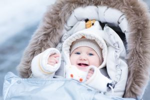 Chăm sóc bé sơ sinh mùa đông như thế nào để bé không bị ốm?